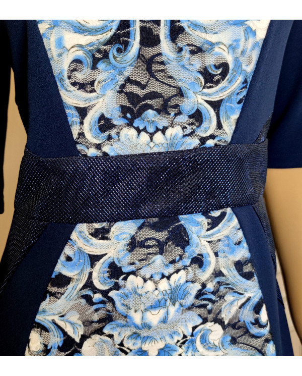 Klasyczna dopasowana sukienka z rękawkiem do łokcia (1)