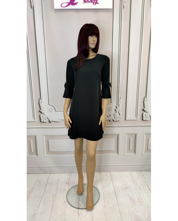Czarna sukienka trapezowa (4)