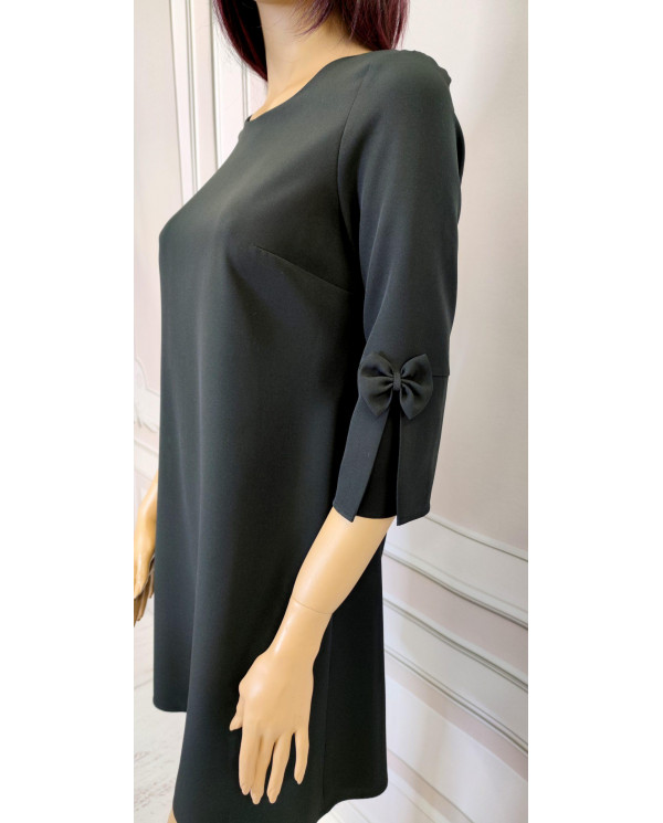 Czarna sukienka trapezowa (3)