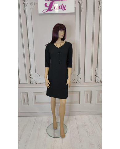 Czarna sukienka z naszyjnikiem (2)