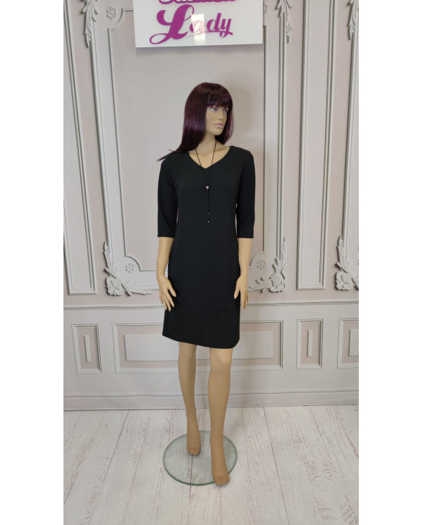 Czarna sukienka z naszyjnikiem (2)