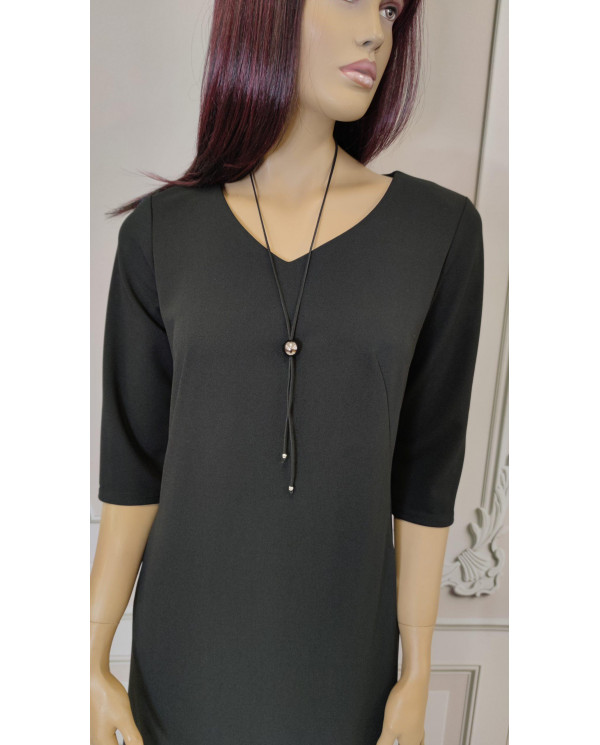 Czarna sukienka z naszyjnikiem (3)