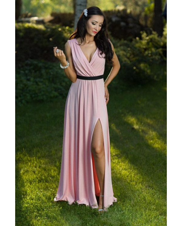 dluga_kopertowa_suknia_wyszczuplajaca_na_wesele_z_dekoltem_gladka_pudrowy_roz_lakey_salma_